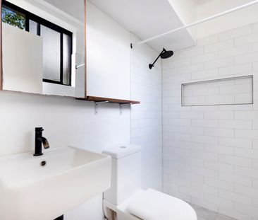 Modern 1-bedroom apartment in secure building - Photo 5