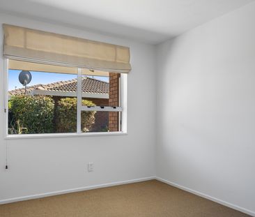 Redecorated two bedroom with garage in Redwood - Photo 5