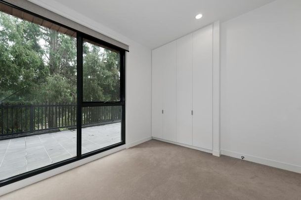 Stunning Apartment at Riverwood! 3 bedroom, 2 bathroom & 2 car parks & Huge Terrace! - Photo 1