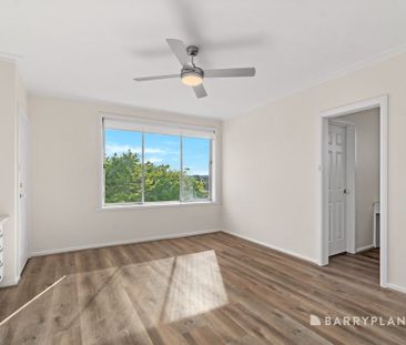Four Bedroom Plus Study Spacious Family Home ! - Photo 3