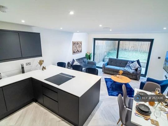 4 bedroom semi-detached house to rent - Photo 1