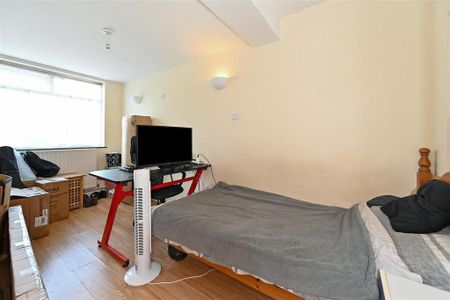4 bedroom semi-detached house to rent - Photo 2