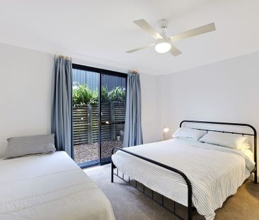 Oversized apartment with sweeping water views - Photo 3