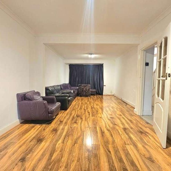 Mornington Crescent, Hounslow, TW5 - Photo 1