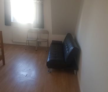 1 Bed Flat, Station Parade, IG11 - Photo 3