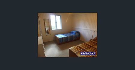 4 Bedroom, 2 Bathroom Home on 1,399 m² Block - Photo 5