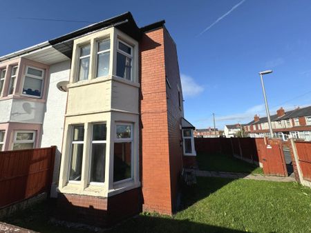 Pickmere Avenue, Blackpool, FY4 3HL - Photo 2