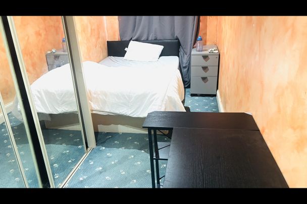 Room in a Shared House, Brixham Gardens, IG3 - Photo 1