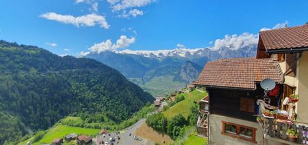 4.5 renovated rooms with balcony, parking space and valley view - Photo 2