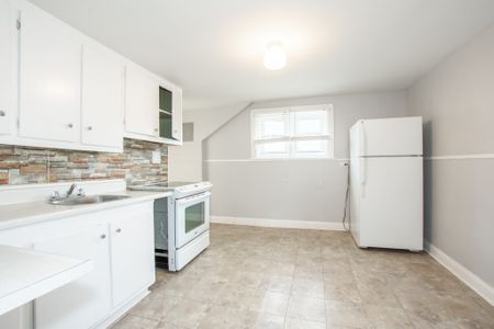 Spacious 2 Bedroom Upper Unit in Welland!! - Photo 3