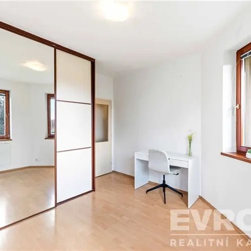 Pronájem útulného bytu 2+kk s balkonem a parkovacím stáním – Velké Přílepy - Фото 1