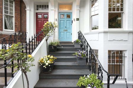 This beautifully presented five bedroom family house on Albert Bridge Road, is situated over looking the wonderful open space of Battersea Park. - Photo 3