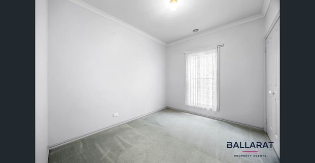 Three Bedroom, Two Bathroom, Double Garage in Central Location - Photo 1