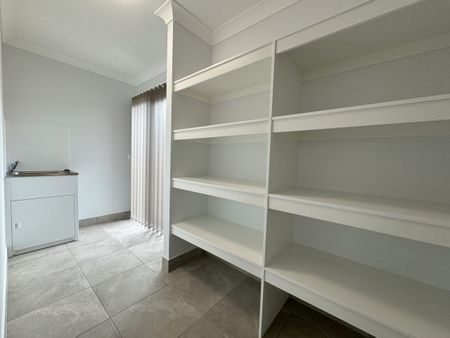 ELEGANT 4 BEDROOM FAMILY HOME - Photo 2