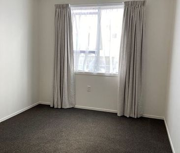 Charming 3 Bedroom Bungalow - Photo 3