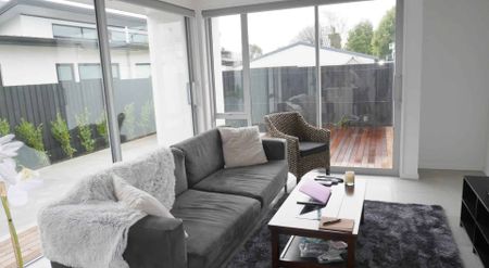 ST ALBANS - MODERN 2 BEDROOM, 2 X BATHROOM TOWNHOUSE, SINGLE GARAGE - Photo 2