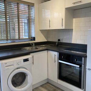 1 bed flat to rent in Columbia Road, Bournemouth, BH10 - Photo 3