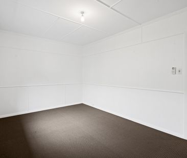 One Bedroom Unit - Handy to Everything - Photo 2