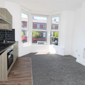 Ground floor flat to rent - Photo 2