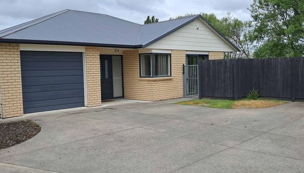 SPACIOUS OPEN LIVING, 3 BDRM, HOME WITH SECURITY - Photo 1