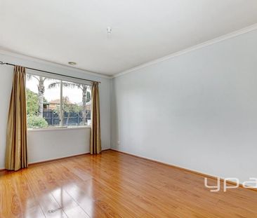 Stylish and Spacious Family Home in a Prime Location! - Photo 5