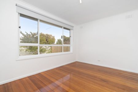 PRIME POSITION | MODERN COMFORT | FRANKSTON HIGH SCHOOL ZONE - Photo 2