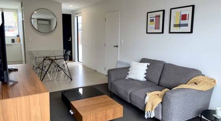 FULLY FURNISHED STYLISHLY PRESENTED CITY TOWNHOUSE! - Photo 4