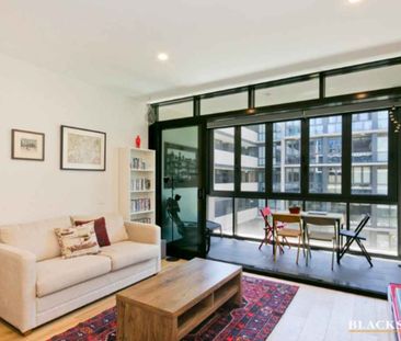 Luxury Designer Living in Campbell - Photo 2