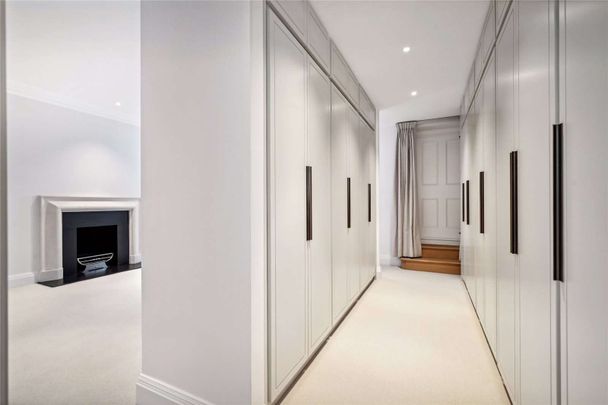 An impressive brand newly refurbished duplex apartment offering high ceilings with private entrance. - Photo 1