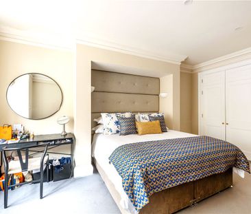 A spacious one-bedroom apartment of approximately 997 sq ft, set on... - Photo 4