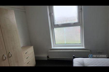 4 bedroom flat to rent - Photo 2