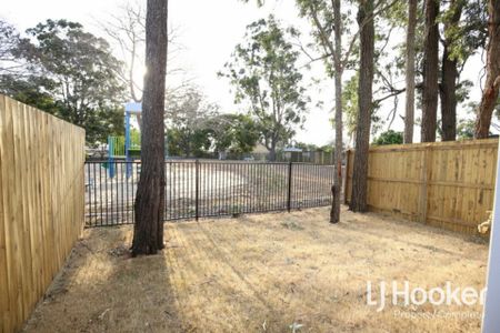 Modern 2 Bedroom Duplex with Air Con in Main Bedroom & Living Area! - Photo 2