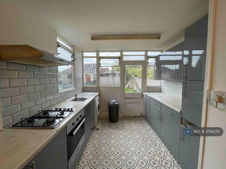 4 bedroom semi-detached house to rent - Photo 5