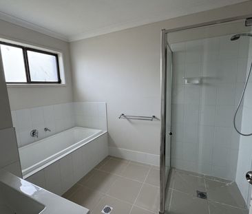 Large modern family home - Photo 6