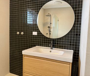 Fully Renovated Apartment with Light-Filled Interiors - Photo 6