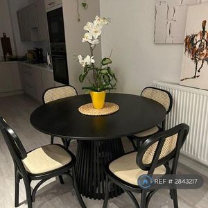 1 bedroom in a flat share to rent - Photo 2