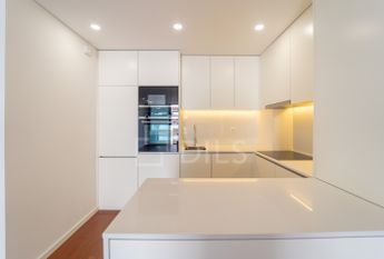 Apartamento T1 com varanda - Novo - Casa da Musica - Rotunda Boavista