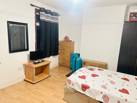 Room in a Shared House, Forest Lane, E7 - Photo 3