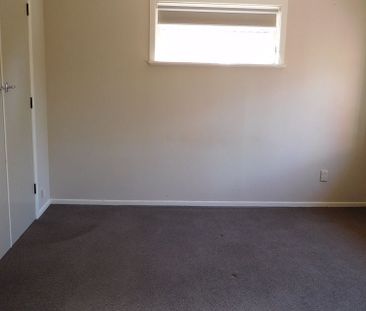 Tidy Sunny Hillcrest Family Home - Photo 4