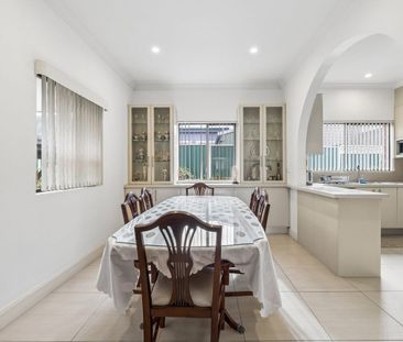 Double brick family home in peaceful Croydon location - Photo 3