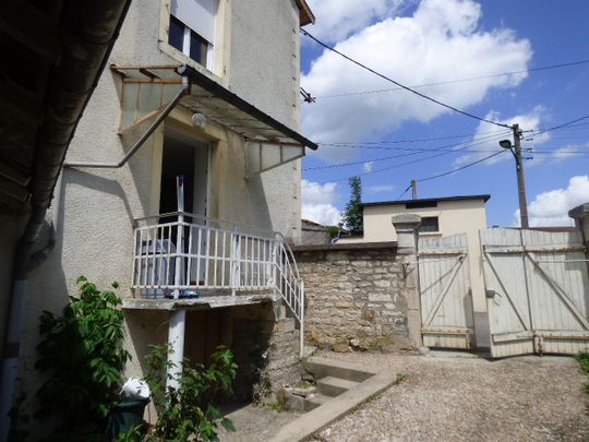 VAUCOULEURS : GRANDE MAISON T4 AVEC TERRASSE ET JARDINET - Photo 1