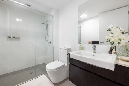 Modern Apartment with Leafy Courtyard Living - Photo 5