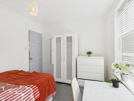 4 bedroom terraced house to rent - Photo 3