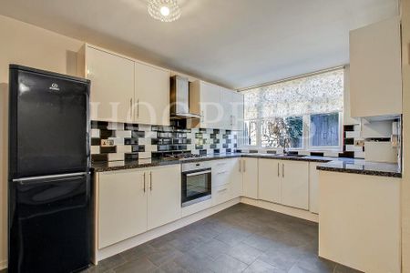 3 bedroom semi-detached bungalow to rent - Photo 5