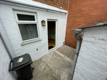 Terraced House to rent on - Photo 2