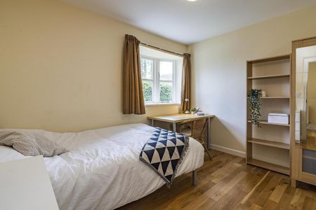 5 bedroom semi-detached house to rent - Photo 2