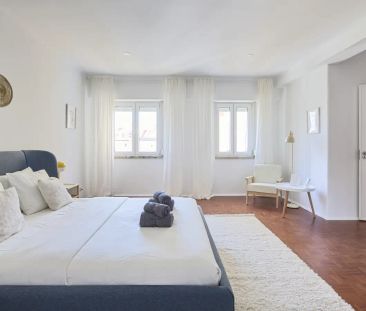 Room in a shared 4-bedroom apartment for rent in Lisbon. - Photo 3