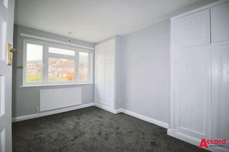 Larchwood Avenue, Romford, RM5 - Photo 4