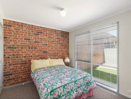 Charming 2-Bedroom Townhouse in Leafy Queanbeyan West - Photo 4