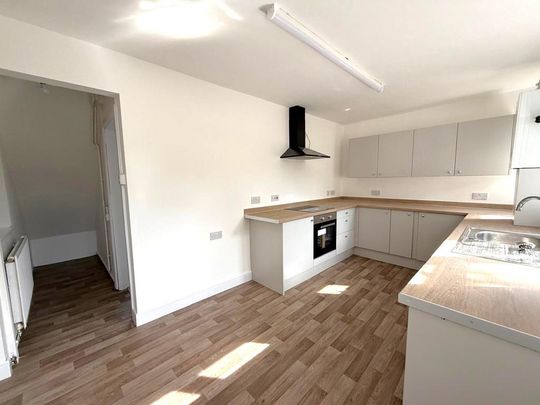 4 bedroom semi-detached house to rent - Photo 1